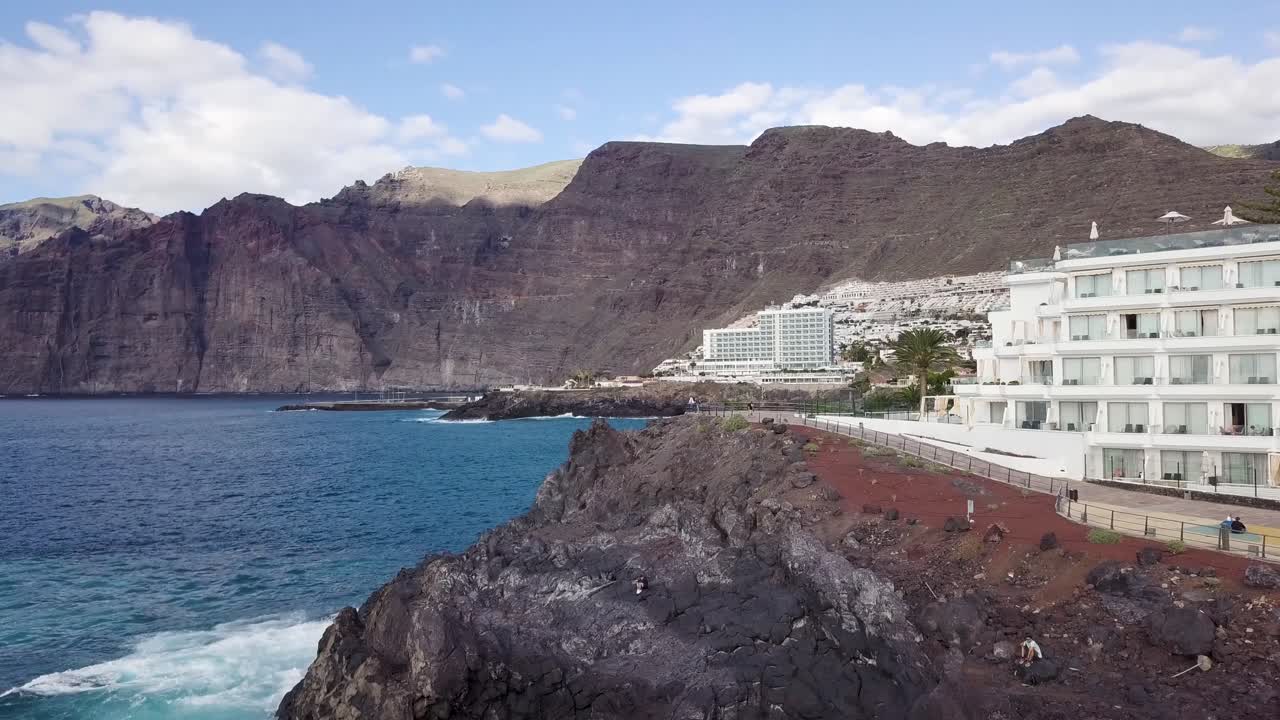 vista aérea de la costa de la isla de tenerife con resort de playa en el acantilado y vista de los gigantes, isla canaria españa