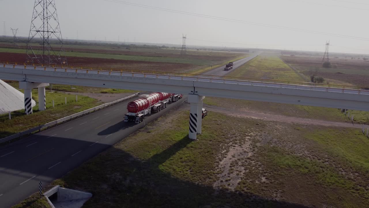 레이노사, 타마울리파스, 멕시코의 아스팔트 도로에 있는 트레일러는 화창한 날 다리가 있는 멕시코, 드론 샷 4k