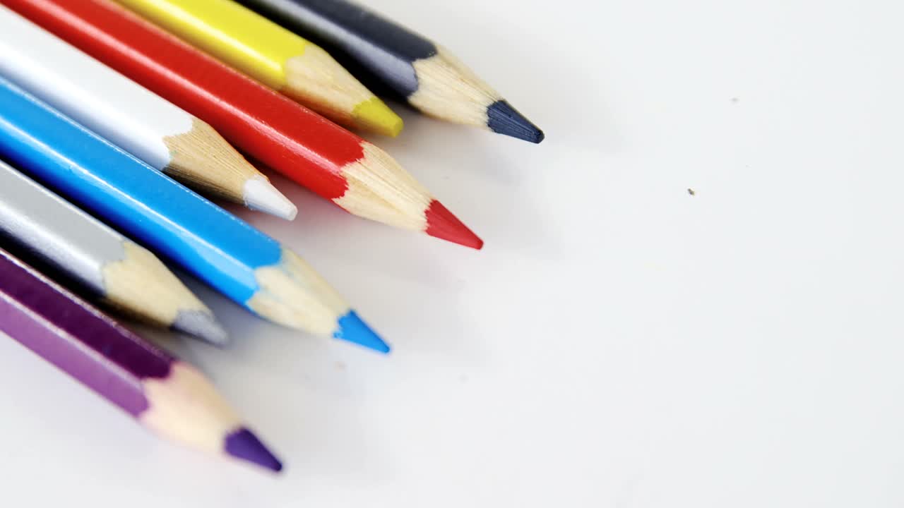 lápices de colores dispuestos en un patrón ondulado