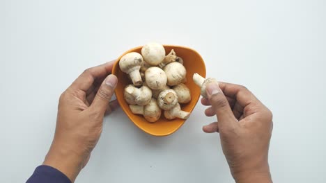 Fresh-champignons-mushroom-in-a-white-bowl-on-table-,