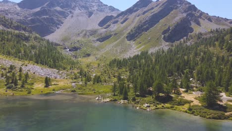 Erstellung-Einer-Drohnenaufnahme-Von-Großen,-Felsigen-Bergen-Neben-Einem-See-In-Den-Italienischen-Alpen