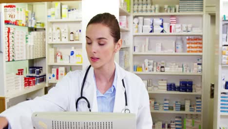 farmacéutico haciendo un registro de recetas en la computadora