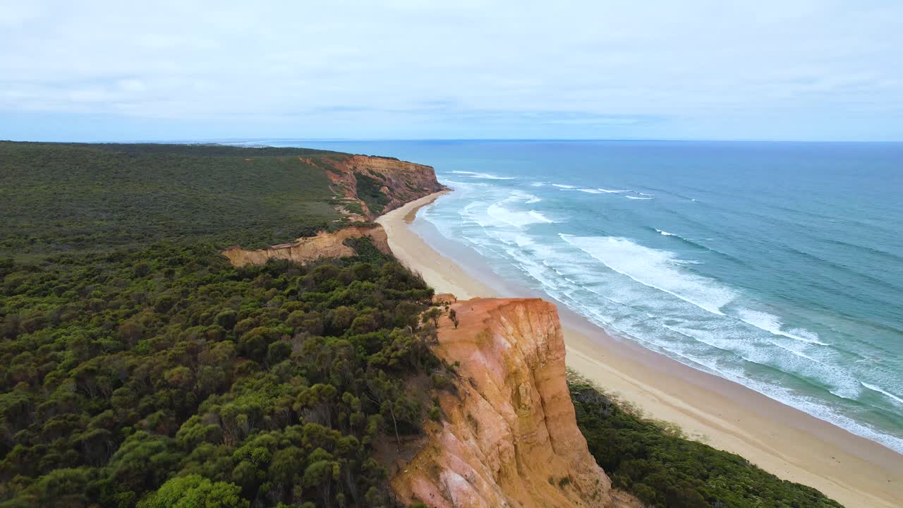 video de dron de 4k regresando por los bordes del acantilado en el punto addis en la gran carretera del océano en victoria, australia