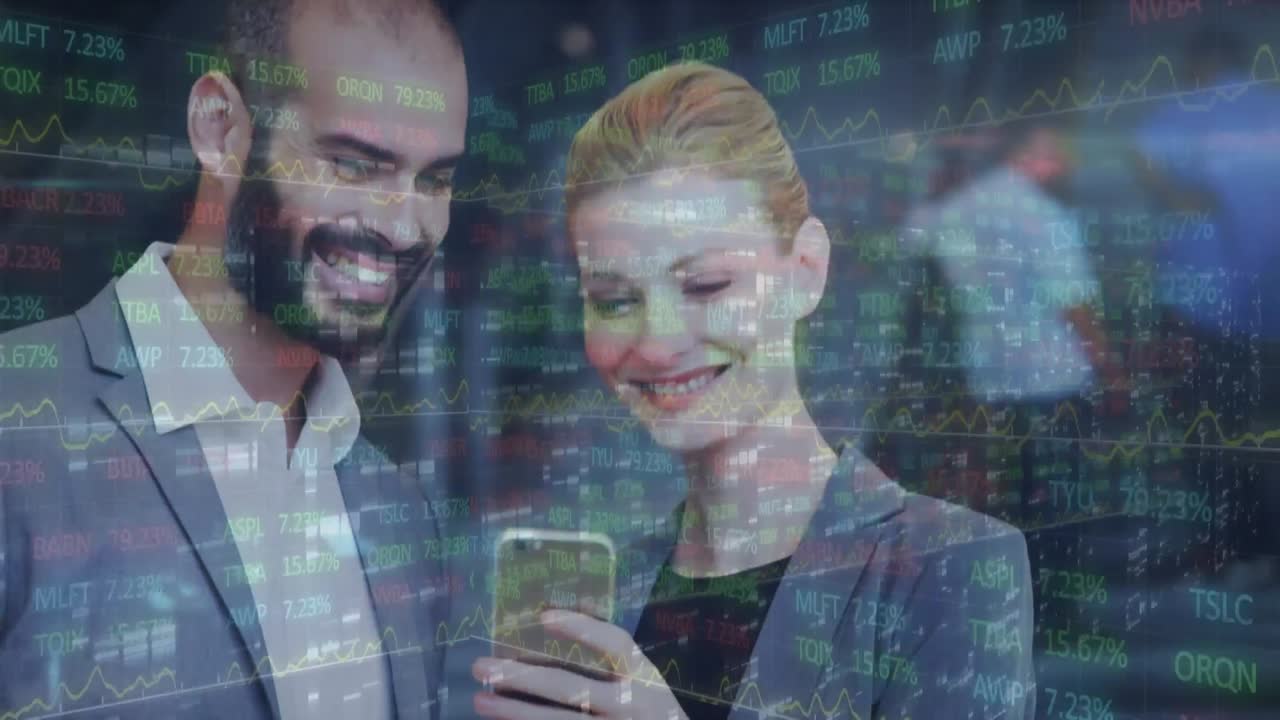 animación del procesamiento de datos sobre diversas personas de negocios que usan teléfonos inteligentes