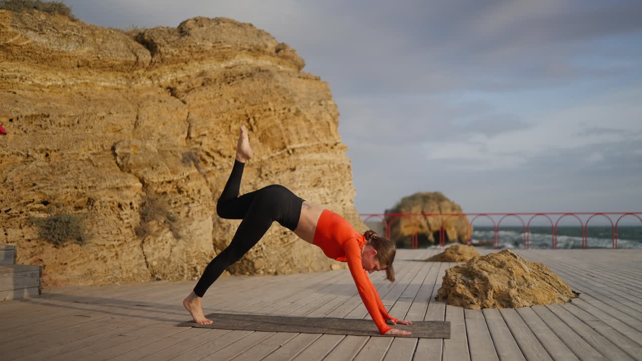 práctica de yoga junto al mar
