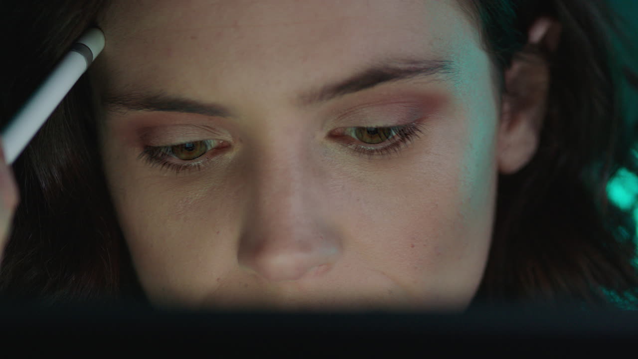 retrato de cerca mujer de negocios atractiva usando una tableta dibujando en la pantalla diseñador gráfico trabajando tarde dibujando artista de diseño con lápiz stylus