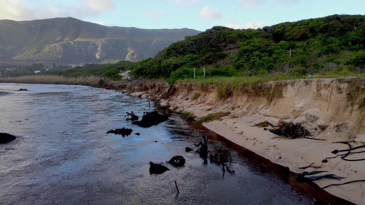 muestra aérea de las secuelas y los escombros arrastrados por el río después de una fuerte inundación
