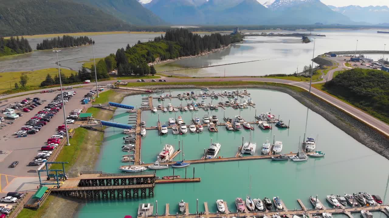 화창한 여름날 알래스카주 발데즈에 있는 도크 포인트 트레일헤드의 4k 드론 비디오