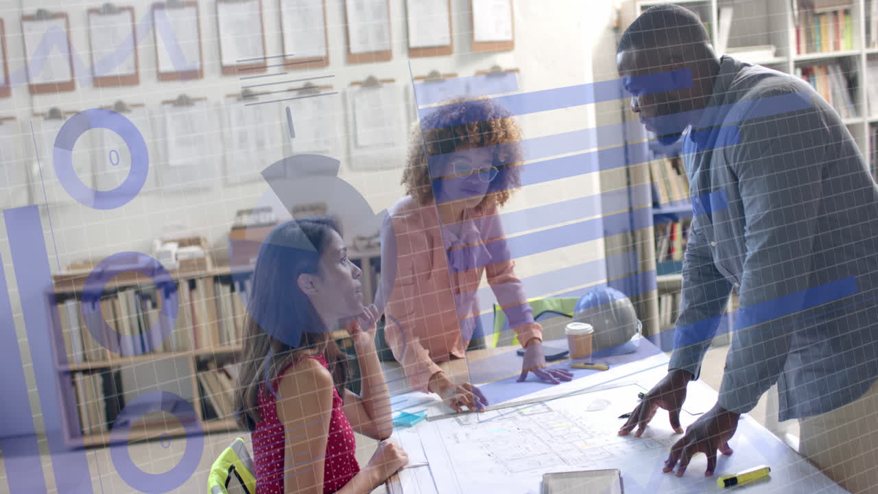 다양한 아키텍트가 사무실에서 블루프린트를 논의하는 인터페이스에 대한 데이터 처리