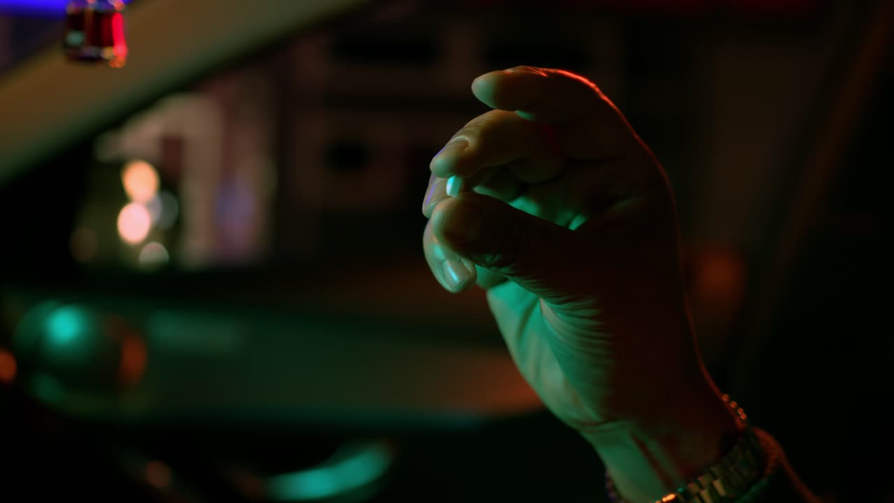 hombre de raza mixta sosteniendo una pastilla blanca en el distrito rojo 2