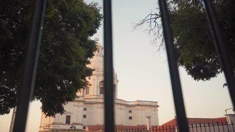 Nationales-Pantheon-Der-Kathedrale-Von-Lissabon-Durch-Zäune-Im-Morgengrauen-In-Zeitlupe