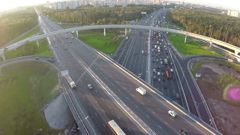 Tráfico-En-Vista-Aérea-De-Cruce-De-Varios-Niveles