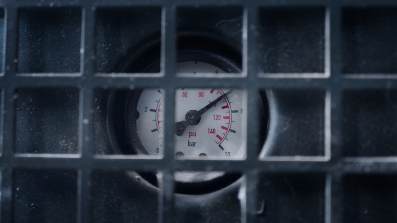 생산을 제어하는 압력 데이터를 보여주는 근접 공장 측정 지표