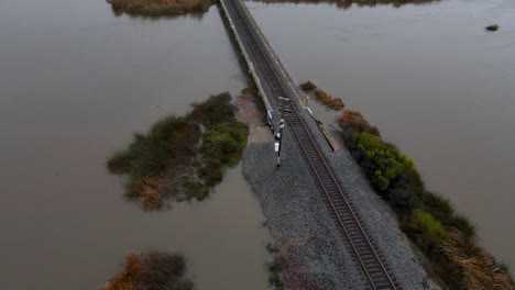 vista aérea de las vías del tren y las aguas inundadas