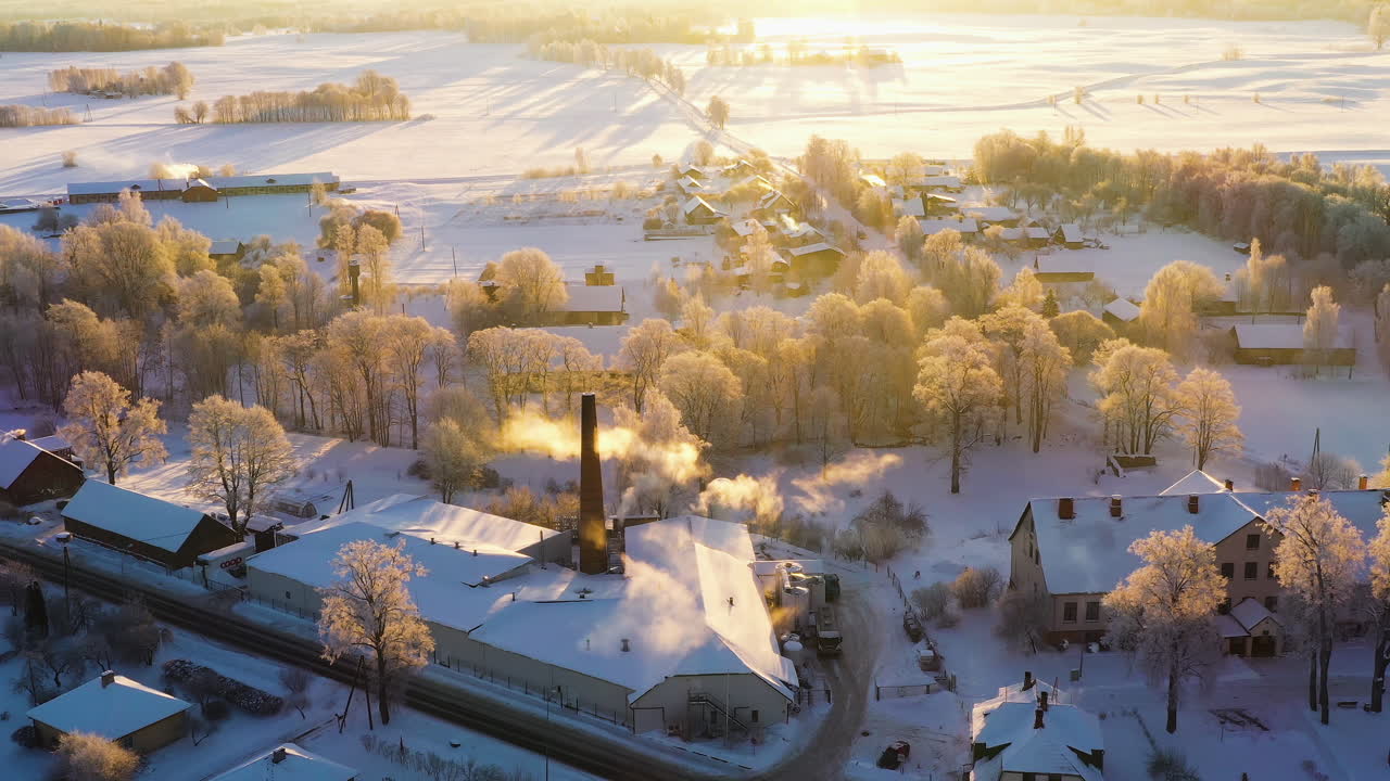 화창한 겨울 아침에 높은 굴뚝과 연기가 있는 도시 보일러 하우스