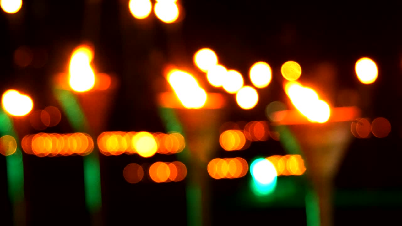 lámpara de aceite con luces de colores círculos bokeh en la oscuridad