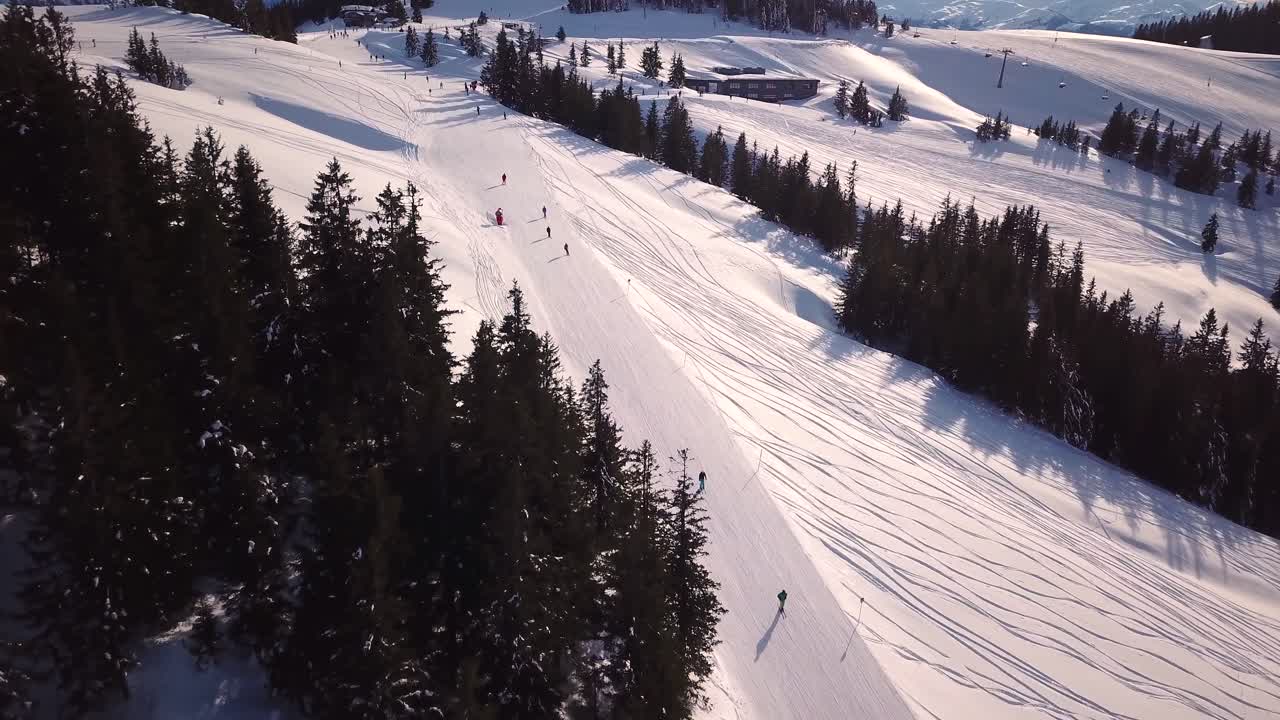 Vista aerea di una pista da sci in una località sciistica nelle Alpi Tirolesi in Austria