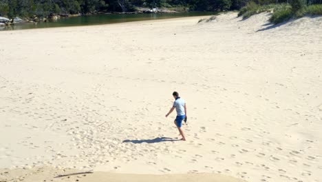 Turista-Masculino-Caminando-Solo-Durante-El-Caluroso-Verano-En-La-Playa-De-Arena-En-El-Parque-Nacional-Real,-Nueva-Gales-Del-Sur,-Australia