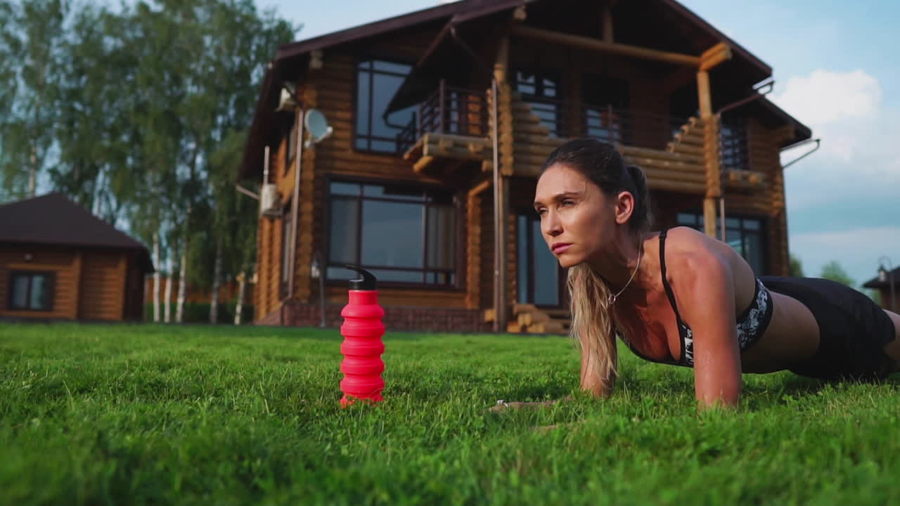 chica en forma haciendo ejercicio de tabla al aire libre en el parque día de verano cálido. concepto de resistencia y motivación
