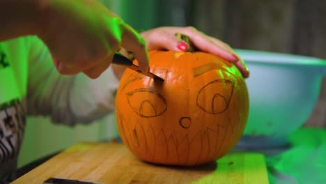 cortando la forma de la ceja de una calabaza en cámara lenta