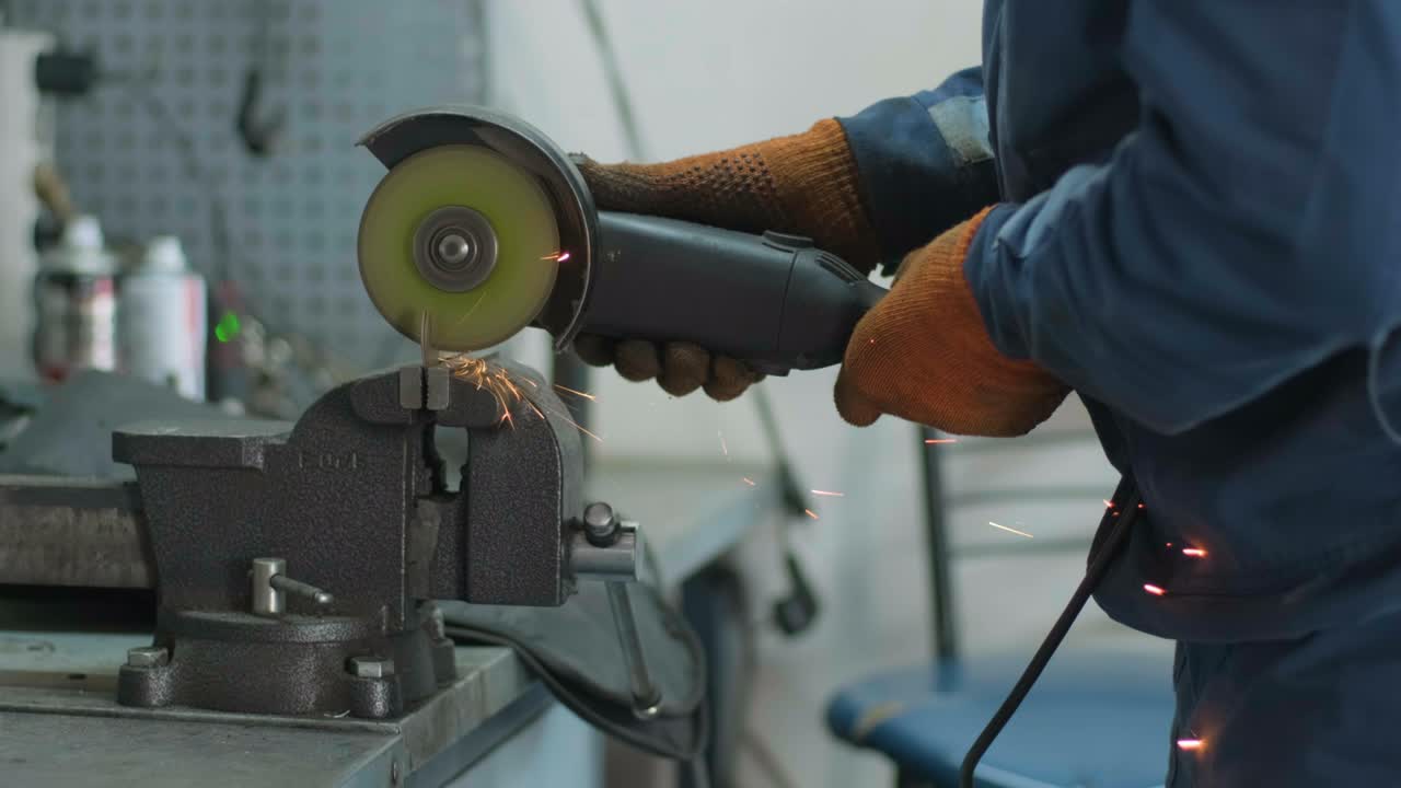 servicio de reparación de automóviles por colisión. mecánico de molienda de carrocería por molienda