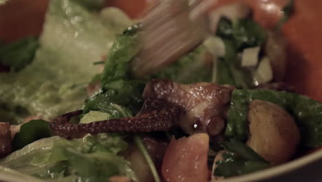 comiendo ensalada con pulpo y verduras