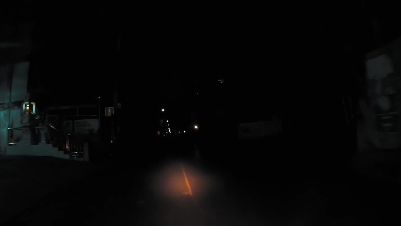 montando en la noche en bangkok