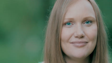 Smiling-Woman-Posing-to-the-Camera