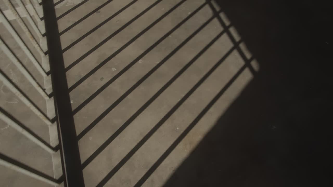 어두운 건물에 막대가 있는 폐쇄 문의 그림자