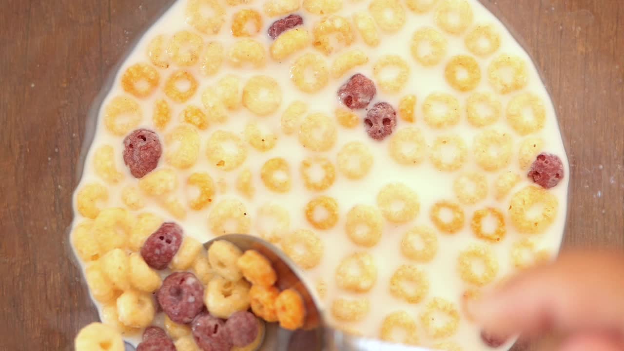 우유 와 열매 가 들어 있는 시리얼 의 그