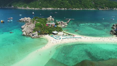 Eine-Luftaufnahme-Zeigt-Touristen,-Die-Sich-Am-Strand-Entspannen-Oder-In-Ko-Tao-Thailand-Schwimmen