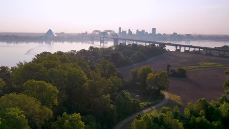 Guten-Frühen-Morgen-Luftskyline-Und-Geschäftsviertel-Memphis-Tennessee-über-Den-Mississippi-Mit-Hernando-De-Soto-Brücke-Im-Vordergrund