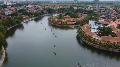 vista serena de tam coc en vietnam con barcos, alrededores exuberantes y arquitectura encantadora