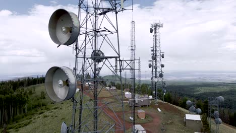 Vista-Aérea-De-Torres-De-Telefonía-Celular-5g-En-El-Mirador-De-Greens-Peak,-Arizona,-EE.-UU.