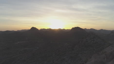 Antena---Puesta-De-Sol-En-Las-Montañas-Del-Desierto