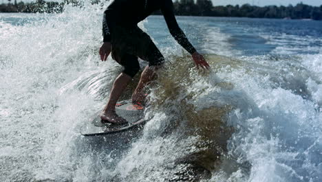 Hombre-Montando-Surf-Sobre-Las-Olas-Del-Río.-Deporte-De-Wakesurf.-Estilo-De-Vida-Extremo