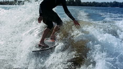 hombre montando surf en las olas del río. wakesurfing deporte. estilo de vida extremo