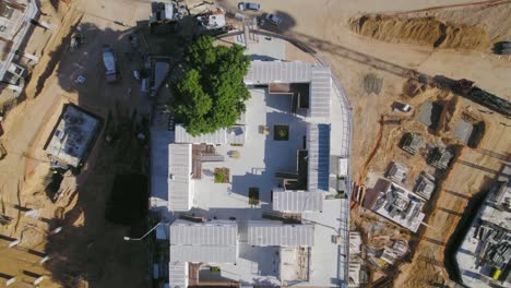 gran plaza de la ciudad en un impresionante proyecto de construcción - vista de arriba hacia abajo que se eleva hacia arriba