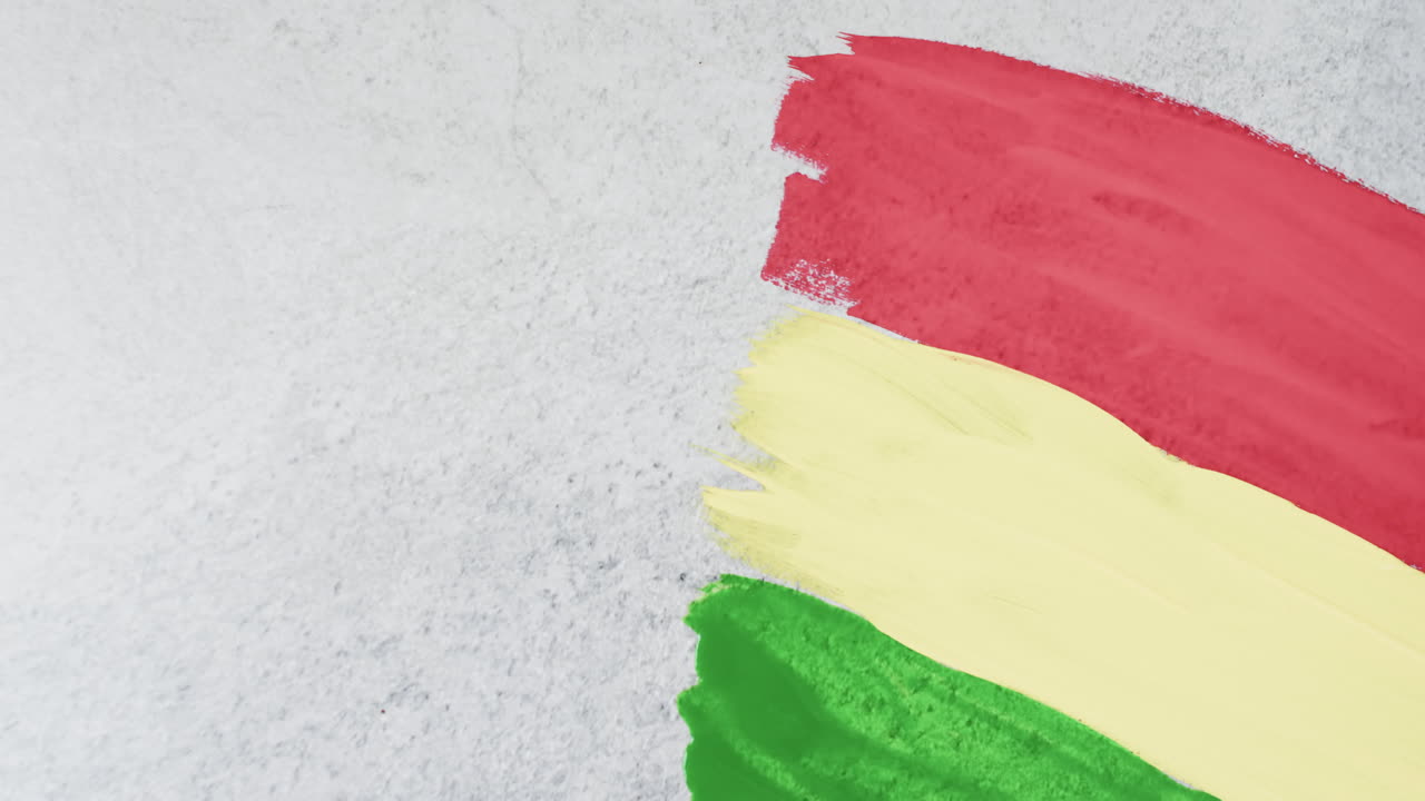 회색 배경에 복사 공간과 함께 빨간색, 노란색 및 녹색 페인트 얼룩의 비디오