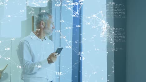 animación de la red de conexiones a través de un empresario caucásico que usa un teléfono inteligente