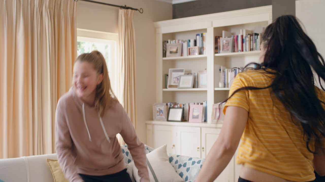 멋진 십대 소녀들이 집에서 춤을 추고 가장 친한 친구들이 재미를 즐기고  ⁇ 키 댄스 동작을 즐기고 주말에 집에서 4k를 축하합니다.