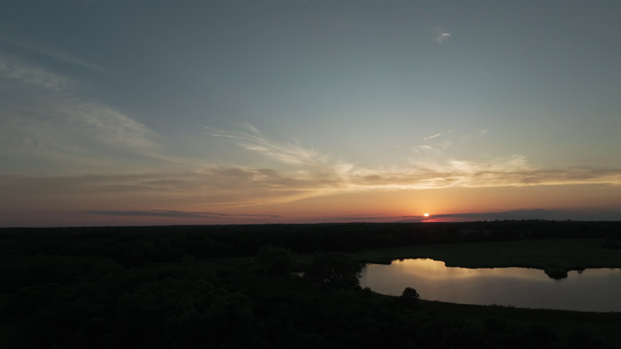 puesta de sol sobre los lagos de la área de conservación del monumento conmemorativo de busch en missouri, estados unidos