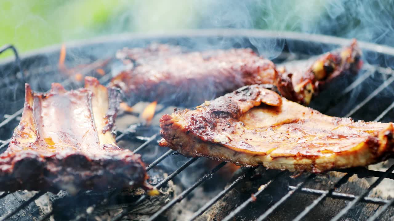 costillas de barbacoa americanas cocinadas en la parrilla