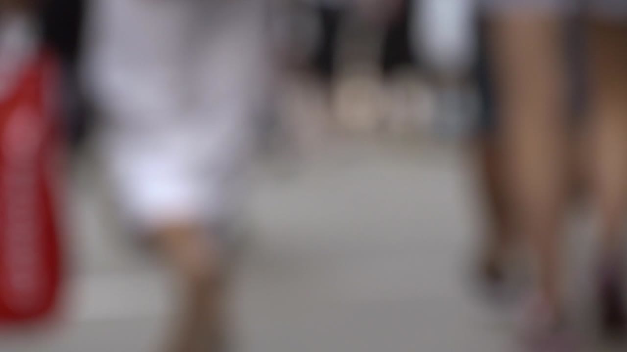 뉴욕에 있는 군중의 초점이 맞지 않는 다리