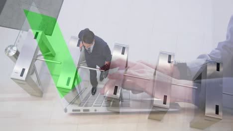 animación de manos usando una computadora portátil con pantalla verde sobre un hombre de negocios que pasa por el torniquete de la estación