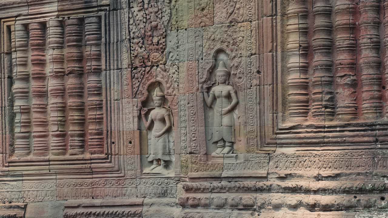 Primo piano di antiche figure in rilievo scolpite nella pietra sulla parete del tempio di Angkor Wat in Cambogia, che mostra artigianato dettagliato, arte storica ed eredità culturale