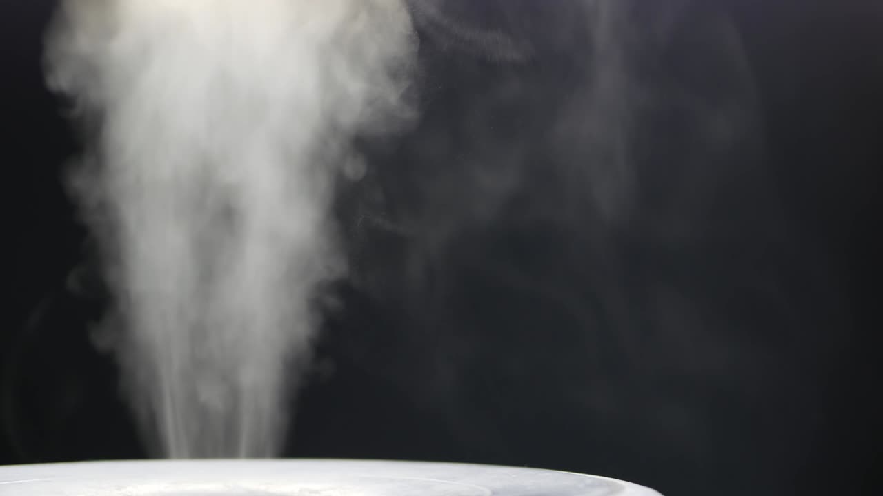 초음파 수분기의  증기 - 공기 수분을 위해 디푸저에서 증기의 흐름 - 집에서 습도를 위해 연기의 끝없는 비디오 루프 - 수분제 및 공기 정제기 - 흡입기에서 분산된 안개