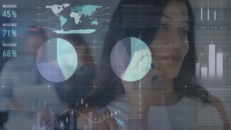 animación del procesamiento de datos estadísticos contra una mujer biracial hablando en un teléfono inteligente en la oficina