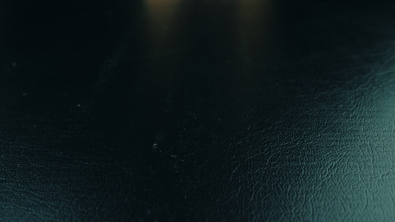 las manos mueven un montón de pastillas y cápsulas