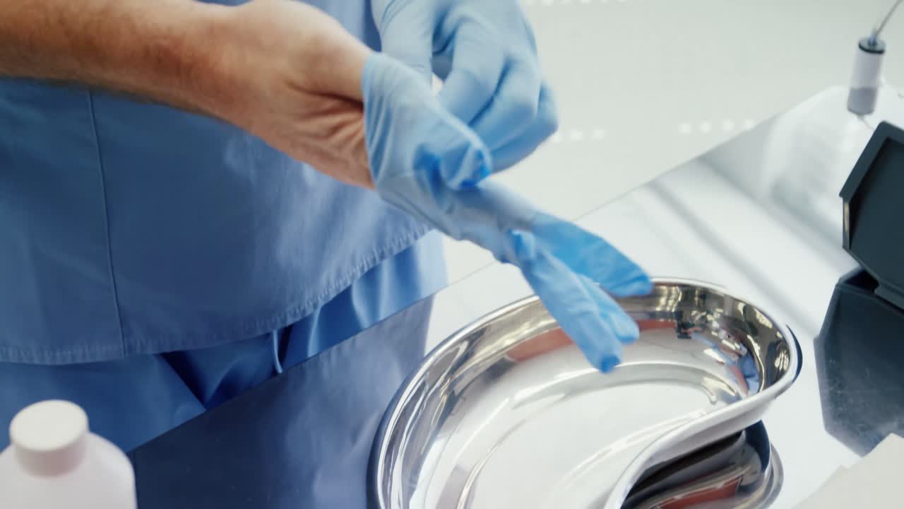 cirujano con guantes quirúrgicos